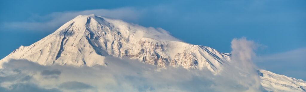 En bild på snöklädda berg i Armenien