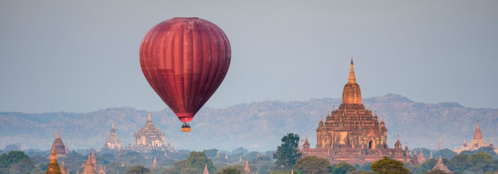 En bild på Bagan och en luftballong