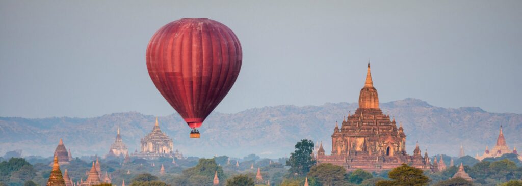 En bild på Bagan och en luftballong