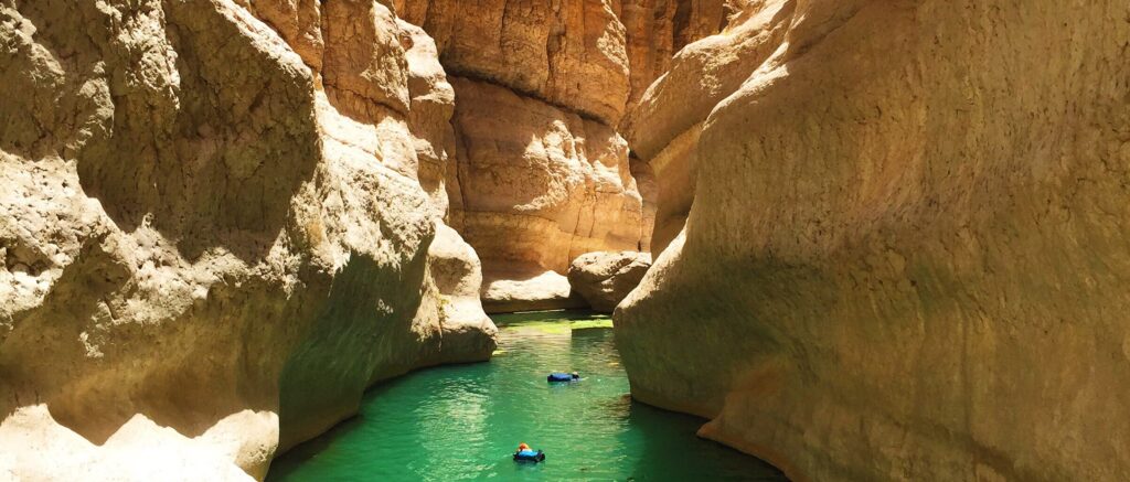 En bild på en wadi i Oman