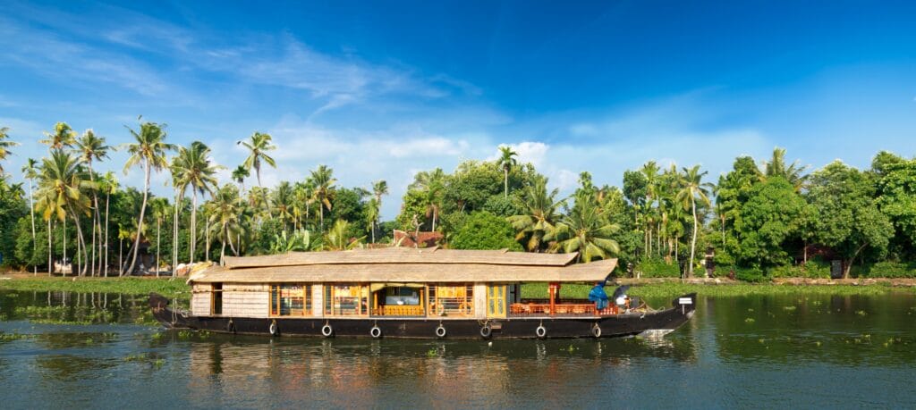 En bild på en husbåt i Keralas backwaters