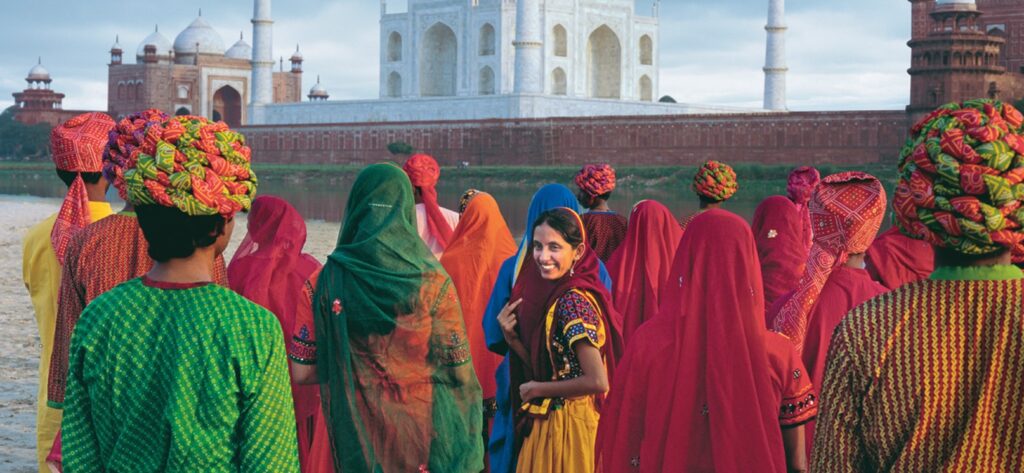 En bild på människor framför Taj Mahal