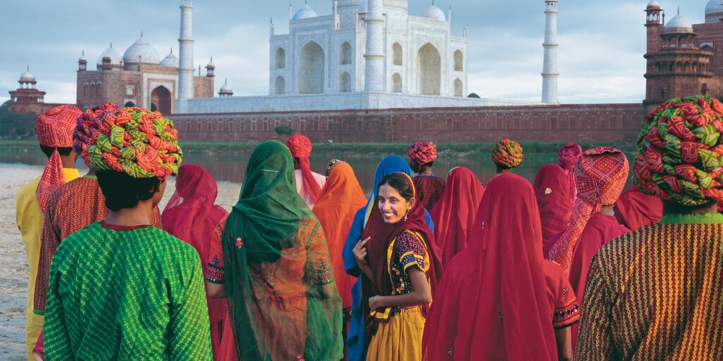 En bild på människor framför Taj Mahal