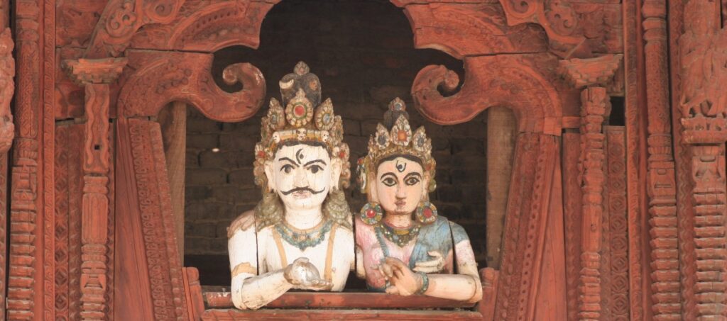 En bild på två hinduiska skulpturer