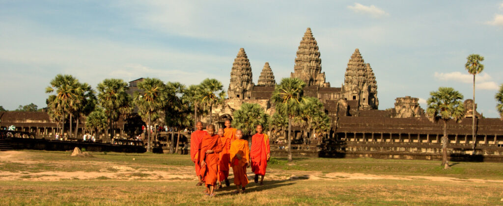 En bild på munkar i Angkor Wat