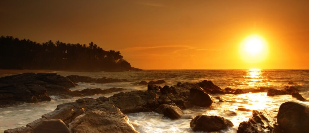 En bild på en solnedgång över vattnet